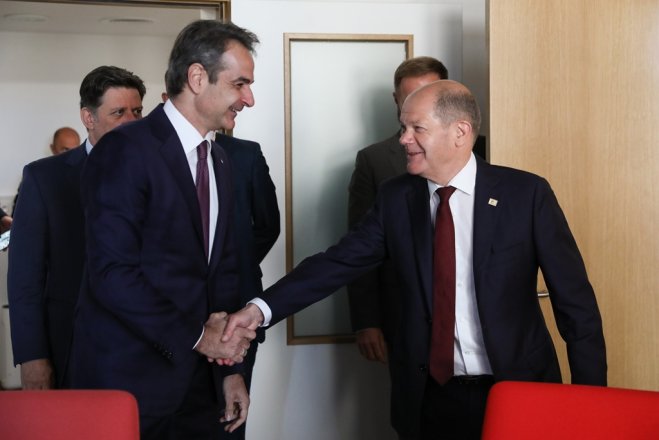 Unser Archivfoto (© Eurokinissi) entstand während eines früheren Treffens zwischen Premierminister Kyriakos Mitsotakis (l.) und dem deutschen Bundeskanzler Olaf Scholz.
