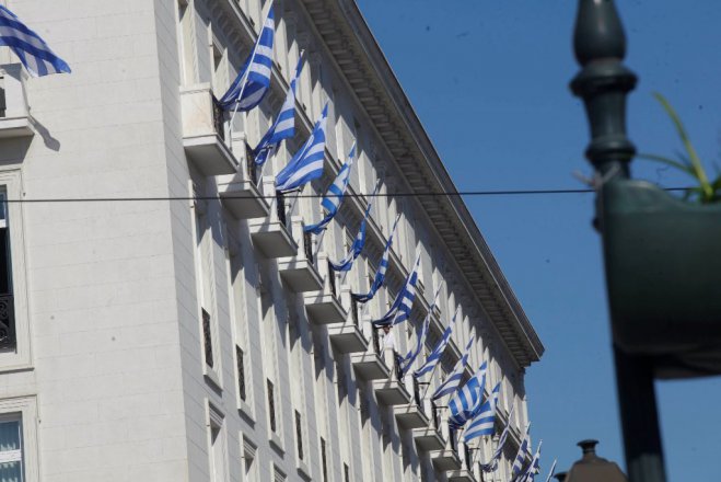 Unser Archivfoto (© Europa) entstand an einem griechischen Nationalfeiertag. Es zeigt das Hotel Grande Bretagne vor dem Parlament in Athen.