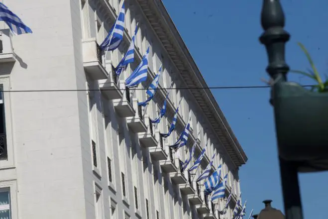 Unser Archivfoto (© Europa) entstand an einem griechischen Nationalfeiertag. Es zeigt das Hotel Grande Bretagne vor dem Parlament in Athen.