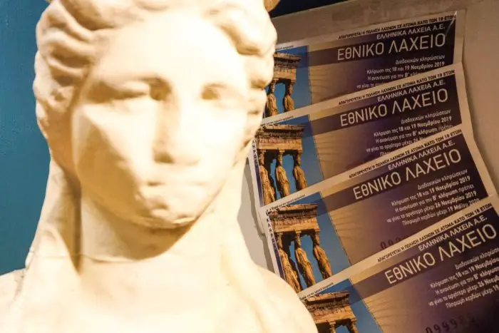 Unser Archivfoto (© Eurokinissi) zeigt Lottoscheine der griechischen Nationallotterie