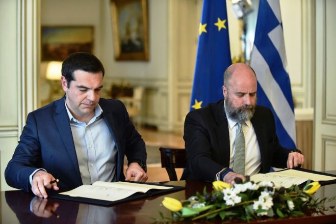 Unser Foto (© Eurokinissi) entstand während der Vertragsunterzeichnung zwischen der griechischen Regierung und der Stavros-Niarchos-Stiftung.
