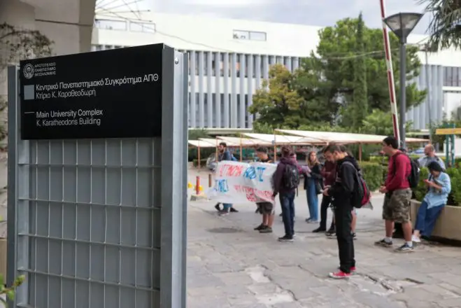 Unser Archivfoto (© Eurokinissi) entstand vor dem Universitätsgelände der Aristoteles-Universität Thessaloniki.