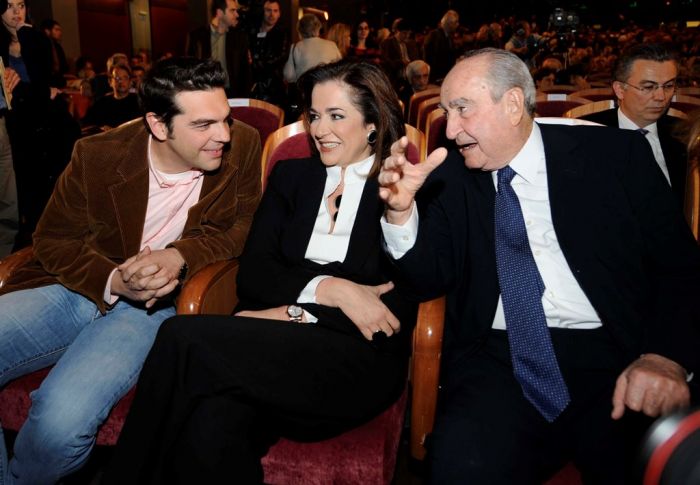 Unser Archivfoto (© Eurokinissi) entstand 2008 und zeigt den ND-Ehrenvorsitzenden Konstantinos Mitsotakis (r.) mit seiner Tochter Dora Bakojanni und dem heutigen Ministerpräsidenten Alexis Tsipras (l.).