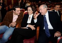 Unser Archivfoto (© Eurokinissi) entstand 2008 und zeigt den ND-Ehrenvorsitzenden Konstantinos Mitsotakis (r.) mit seiner Tochter Dora Bakojanni und dem heutigen Ministerpräsidenten Alexis Tsipras (l.).