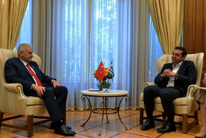 Unser Foto (© Eurokinissi) zeigt Ministerpräsident Alexis Tsipras (r.) gemeinsam mit seinem Amtskollegen aus Ankara Binali Yildirim.