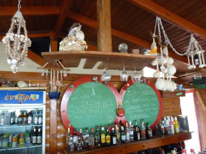 Unsere Fotos (© Griechenland Zeitung / Elisa Hübel) entstanden 2015 auf der Halbinsel Chalkidiki in Nordgriechenland. Die Bevölkerung zeigt sich gespalten. Das erste Foto entstand in einem Café bei Skouries. Auf der Tafel steht: „Rettet Skouries, rettet die Zukunft eurer Kinder“. Auf dem Transparent in einem naheliegendem Ort steht: „Ja zum Bergbau, nein zur Arbeitslosigkeit.“