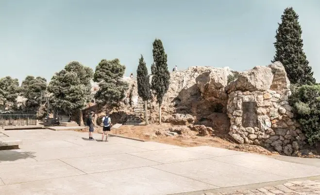 Unser Foto (© Pressestelle des Kulturministeriums) zeigt den geplanten neuen Museumsladen der Athener Akropolis in einer Studie.