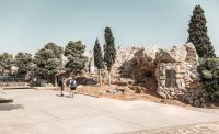 Unser Foto (© Pressestelle des Kulturministeriums) zeigt den geplanten neuen Museumsladen der Athener Akropolis in einer Studie.