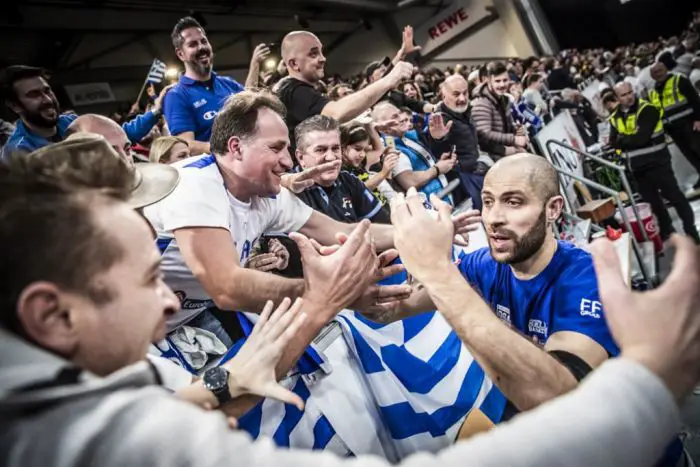 Unser Foto (© Eurokinissi) enstand nach dem Sieg der Griechischen Nationalmannschaft in der Bamberger Brose Arena.