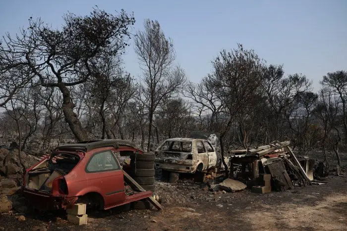 Unsere Fotos (© Eurokinissi) entstanden nach dem verheerenden Brand in Mandra in Westattika.