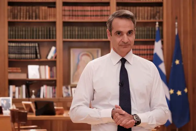 Unser Foto (© Eurokinissi) zeigt Ministerpräsident Kyriakos Mitsotakis, der sich am Donnerstag mit einer Botschaft an die Bevölkerung gewandt hatte, um weitere Maßnahmen gegen die Verbreitung des Corona-Virus anzukündigen. 