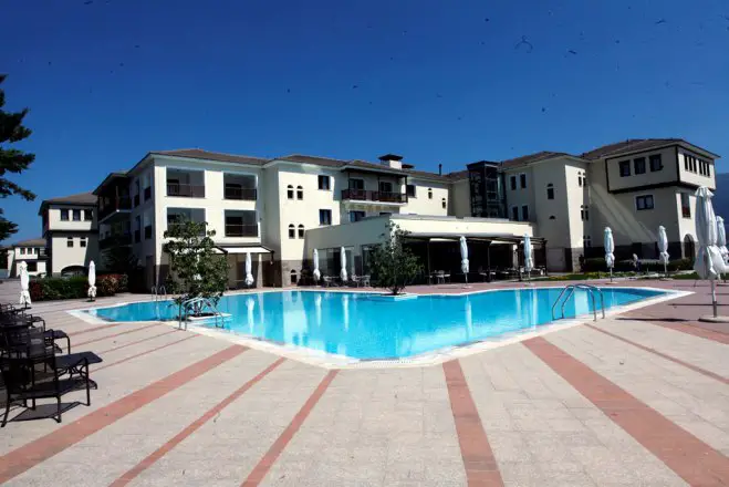 Unser Archivfoto (© Eurokinissi) zeigt ein Hotel bei Ioannina in Nordwestgriechenland.