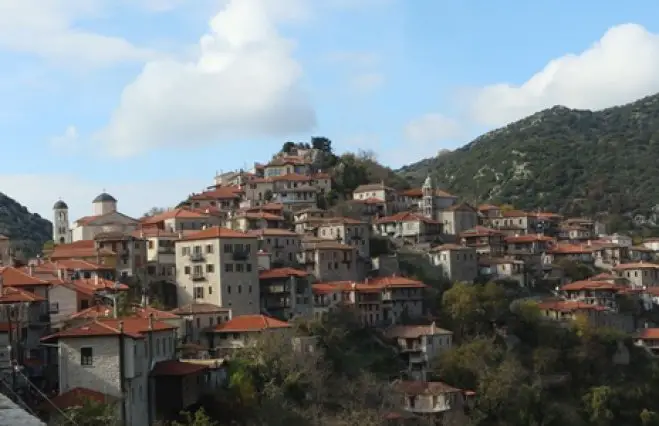 Das Bergdorf Dimitsana im Sonnenlicht (Foto: © Eurokinissi)