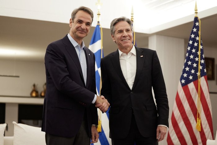 Unser Archivfoto (© Eurokinissi) entstand während eines früheren Treffens zwischen Premierminister Kyriakos Mitsotakis (l.) und dem US-Außenminister Antony Blinken in Chania auf Kreta.