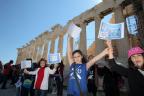 Griechenland: Kinder bilden eine Kette auf der Akropolis