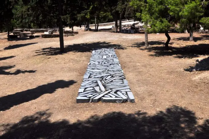 Foto (© digitalculture.gov.gr) zeigt die „Athens Slate Line“ von Land-Art-Künstler Richard Long. 