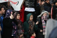 Unser Foto (© Eurokinissi) entstand Anfang Februar, es zeigt Flüchtlinge auf der Insel Lesbos, die gegen die dort für sie herrschenden schlechten Lebensbedingungen demonstrieren.