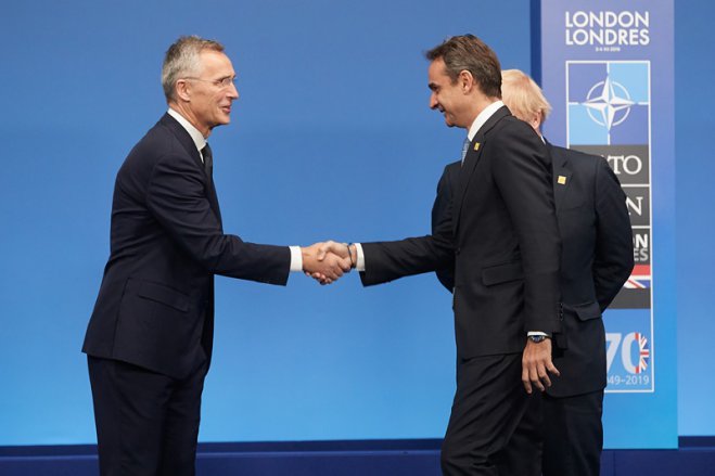 Unser Archivfoto (© eurokinissi) zeigt den NATO-Generalsekretär Jens Stoltenberg (l.) mit dem griechischen Premierminister Kyriakos Mitsotakis bei einem Treffen im vergangenen Jahr.