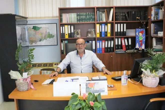 Der wiedergewählte Bürgermeister von Farkadona, Spyros Agnantis, in seinem Büro. (Foto: dimos)