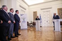 Unser Foto (© Eurokinissi) entstand während der Übergabe des Außenministeriums an den Übergangsaußenminister Vassilis Kaskarelis.