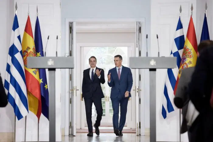 Unser Foto (© Eurokinissi) entstand während des Treffens zwischen Premierminister Kyriakos Mitsotakis (l.) und seinem spanischen Amtskollegen Pedro Sánchez.
