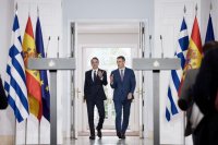 Unser Foto (© Eurokinissi) entstand während des Treffens zwischen Premierminister Kyriakos Mitsotakis (l.) und seinem spanischen Amtskollegen Pedro Sánchez.