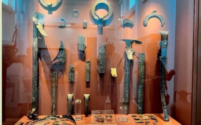 Fundstücke aus der „Loïzos/Polis-Höhle“, Teile bronzener Dreifußgefäße (um 800-900 v. d. Z.) (Fotos: Heike Oberlin)