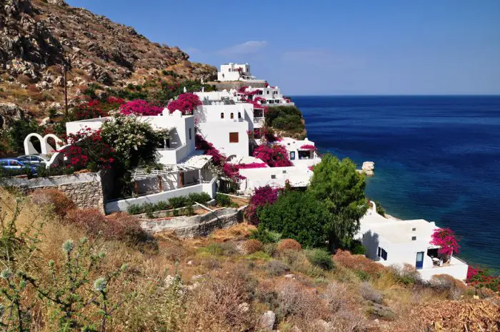 Foto (© GZkb): Iridi Rock – ein Hotel voller Bougainvilleen.