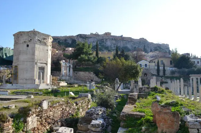 Unser Foto (© Griechenland Zeitung / Jan Hübel) entstand am Turm der Winde unterhalb der Athener Akropolis.