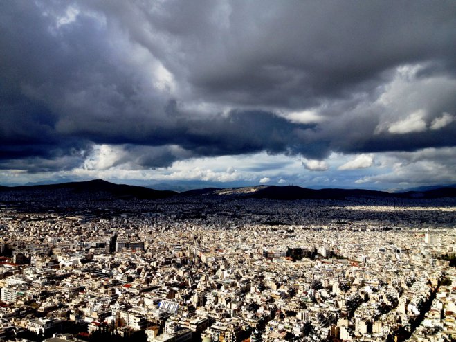 Foto (© Griechenland Zeitung / ms):  Wolken über der griechische Hauptstadt.