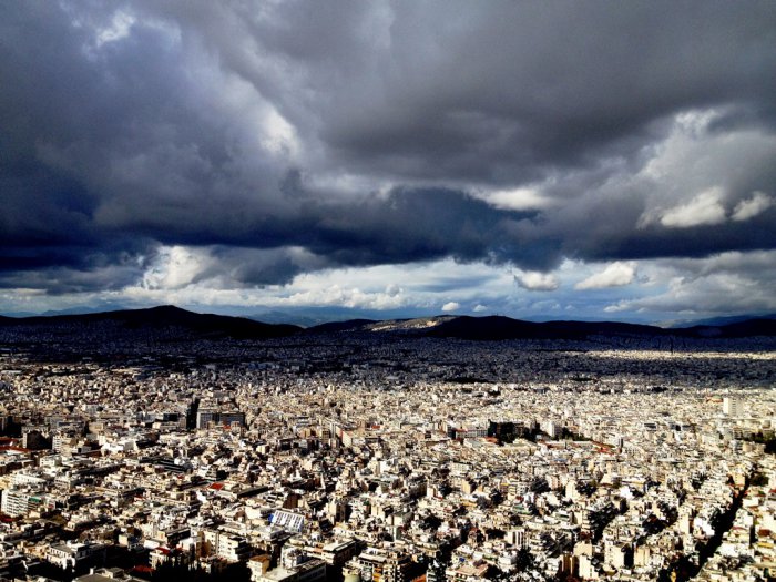 Foto (© Griechenland Zeitung / ms):  Wolken über der griechische Hauptstadt.