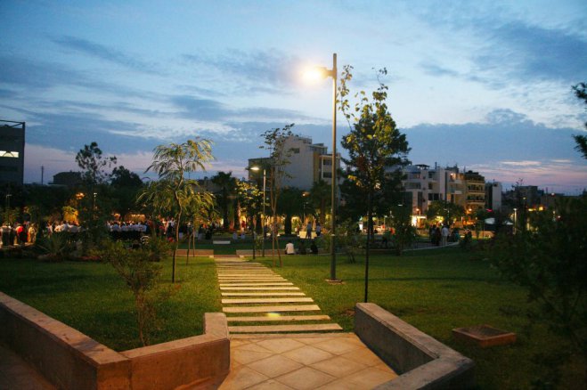 Unser Foto (© Eurokinissi) zeigt die Parkanlage von Kerameikos, direkt dahinter befindet sich das Gebäude des Gazarte.