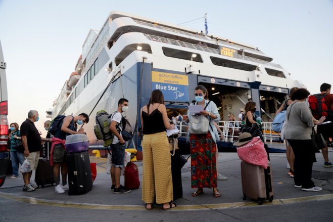 Unser Foto (© Eurokinissi) entstand am Mittwoch (12.8.) im Hafen von Piräus, wo die Abreise von Touristen auf die Inseln auf Hochtouren läuft. 