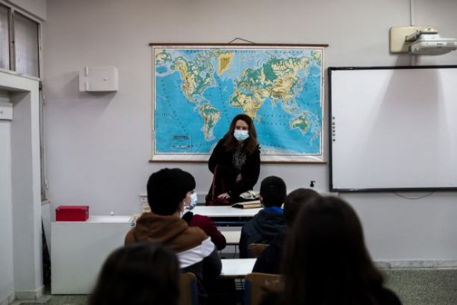 Unser Foto (© Eurokinissi) entstand am Montag (1.2.) in einer Athener Schule.