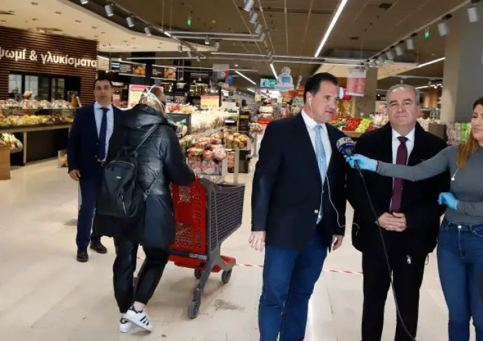 Unser Foto (© Eurokinissi) zeigt den Minister für Entwicklung und Investitionen Adonis Georgiadis am Dienstag (17.3.) während eines Besuches in einem Supermarkt in Athen.