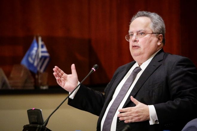 Unser Foto zeigt den griechischen Außenminister Nikos Kotzias bei der Vorstellung eines Buches unter dem Titel „To Makedoniko“ (zu Deutsch etwa: „Die Mazedonienfrage“). Autor des Werkes ist N. I. Mertzou; erschienen ist es im Verlag Miltos.