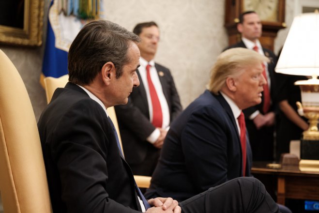 Unser Foto (© Eurokinissi) entstand während eines Treffens zwischen dem griechischen Ministerpräsidenten (l.) und dem US-Präsidenten Donald Trump in Washington.