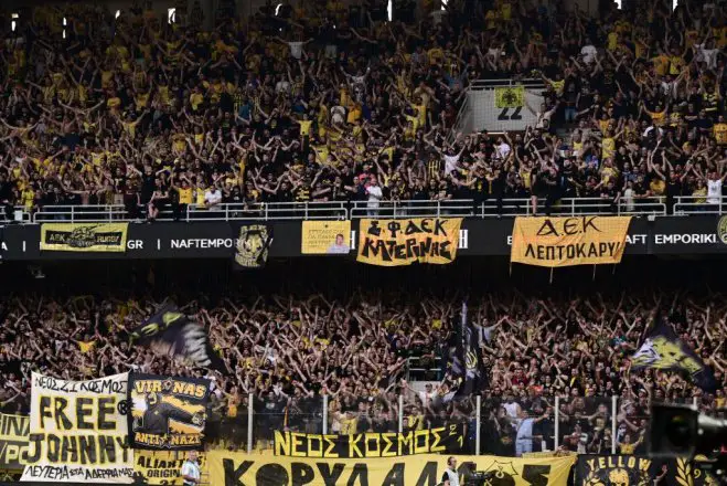 Unser Beispielfoto (© Eurokinissi) zeigt Fans der Mannschaft AEK Athen.
