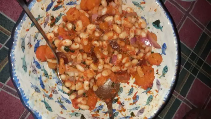 Unser Archivfoto (© Griechenland Zeitung / Elisa Hübel) zeigt das typisch griechische Bohnen-Gericht „Fasolada“.