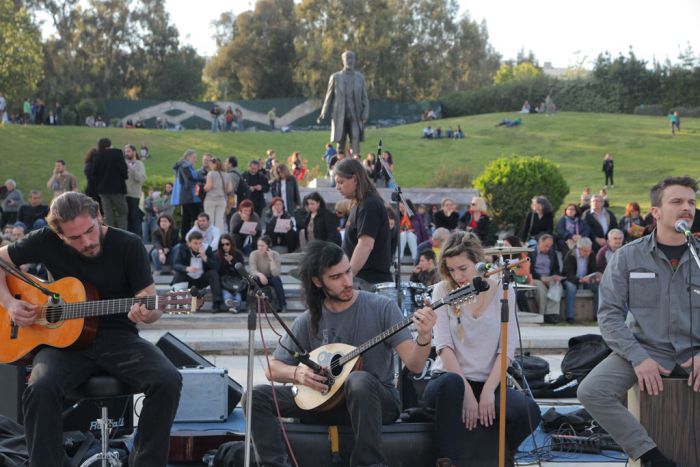 Unser Archivfoto (© Eurokinissi) entstand am 21. April 2013 während eines antifaschistischen Konzertes im „Eleftherias“-Park – dem Freiheitspark – in Athen.