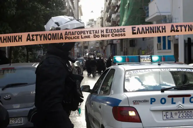 Unsere Fotos (© Eurokinissi) entstanden am Donnerstag (13.2.) in der Menandrou-Straße in der Nähe des Athener Omonia-Platzes. Bei heftigen Auseinandersetzungen wurde hier ein 25-jähriger Mann aus Afghanistan erstochen.
