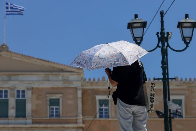 Sonnenschirm zum Schutz vor der Hitze auf dem Syntagma-Platz in Athen (Foto: ek/Archiv)