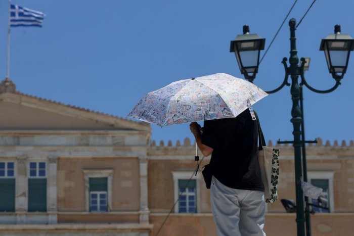Sonnenschirm zum Schutz vor der Hitze auf dem Syntagma-Platz in Athen (Foto: ek/Archiv)