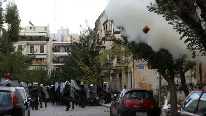 Foto (© Eurokinissi): Die griechische Polizei stürmte die Flüchtlingshäuser („Prosfygika“) an der Leoforos Alexandras.