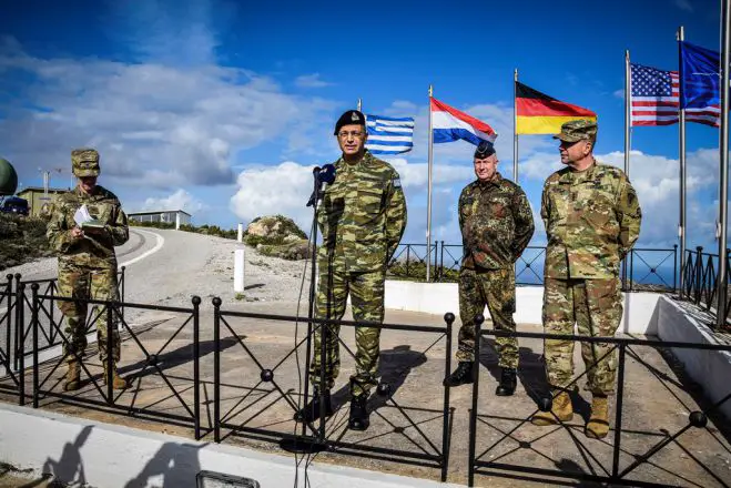 Griechenland - Athen, Die griechische Flagge weht auf Halbmast auf dem  griechischen Parlament