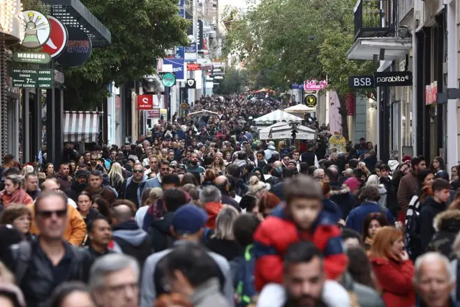 Unser Archivfoto (© Eurokinissi) entstand in der zentralen Einkaufsstraße Ermou in Athen.