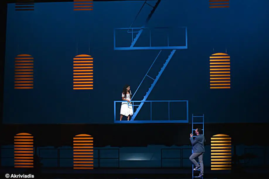 This scenery on the stage was really. Галя Солодовникова Сценография. ЭС Девлин Сценография.
