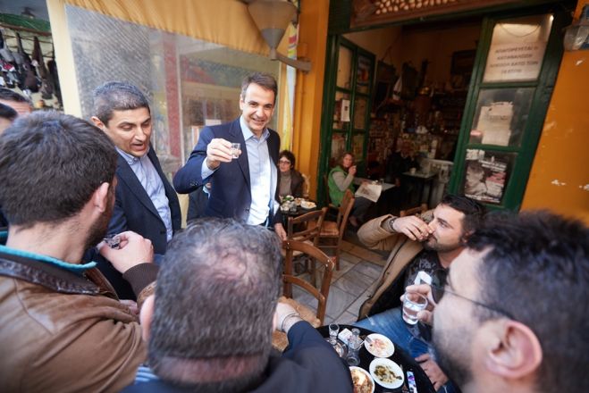 Unser Foto (© Eurokinissi) zeigt Mitsotakis beim Besuch eines traditionellen Kafenions auf Kreta.