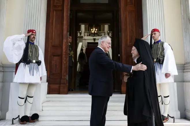 Unser Foto (© Eurokinissi) zeigt den Ökumenischen Patriarchen von Konstantinopel, Bartholomäos I., gemeinsam mit Staatspräsident Konstantinos Tasoulas vor dessen Amtssitz in Athen.