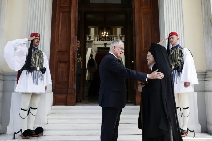 Unser Foto (© Eurokinissi) zeigt den Ökumenischen Patriarchen von Konstantinopel, Bartholomäos I., gemeinsam mit Staatspräsident Konstantinos Tasoulas vor dessen Amtssitz in Athen.